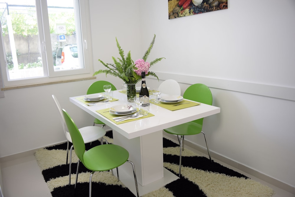 Jele Rooms