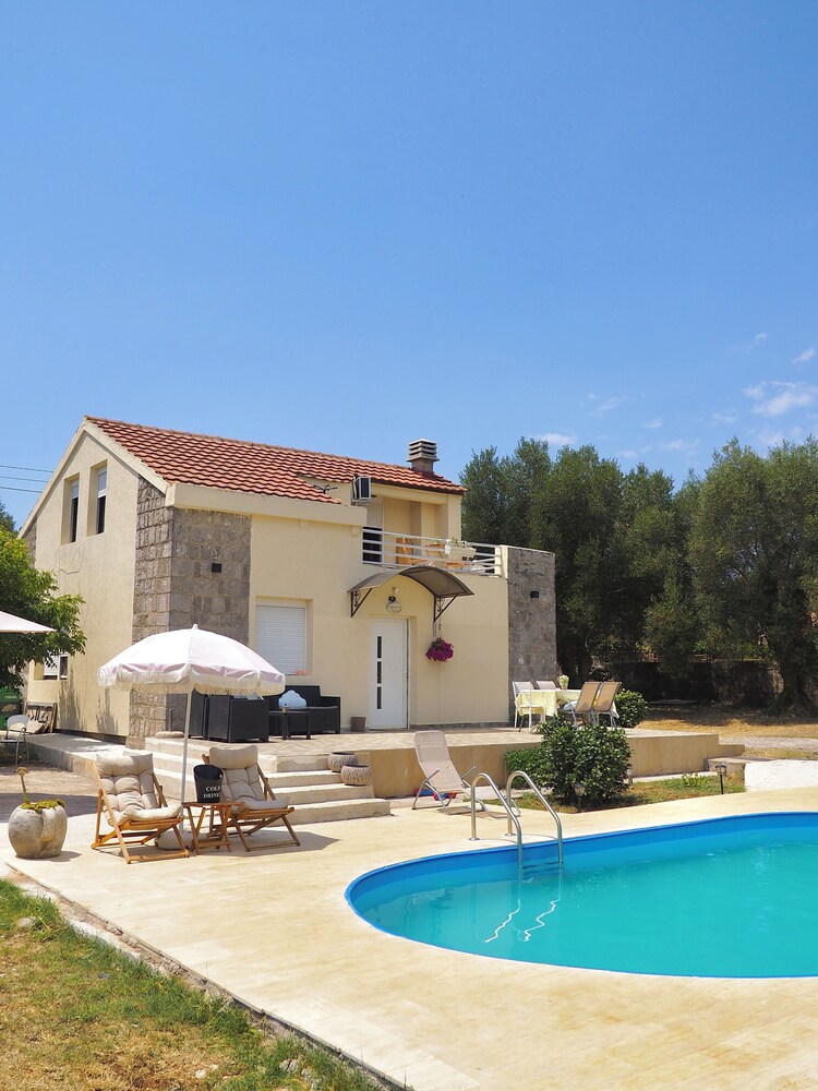 Villa Paraiso with Pool