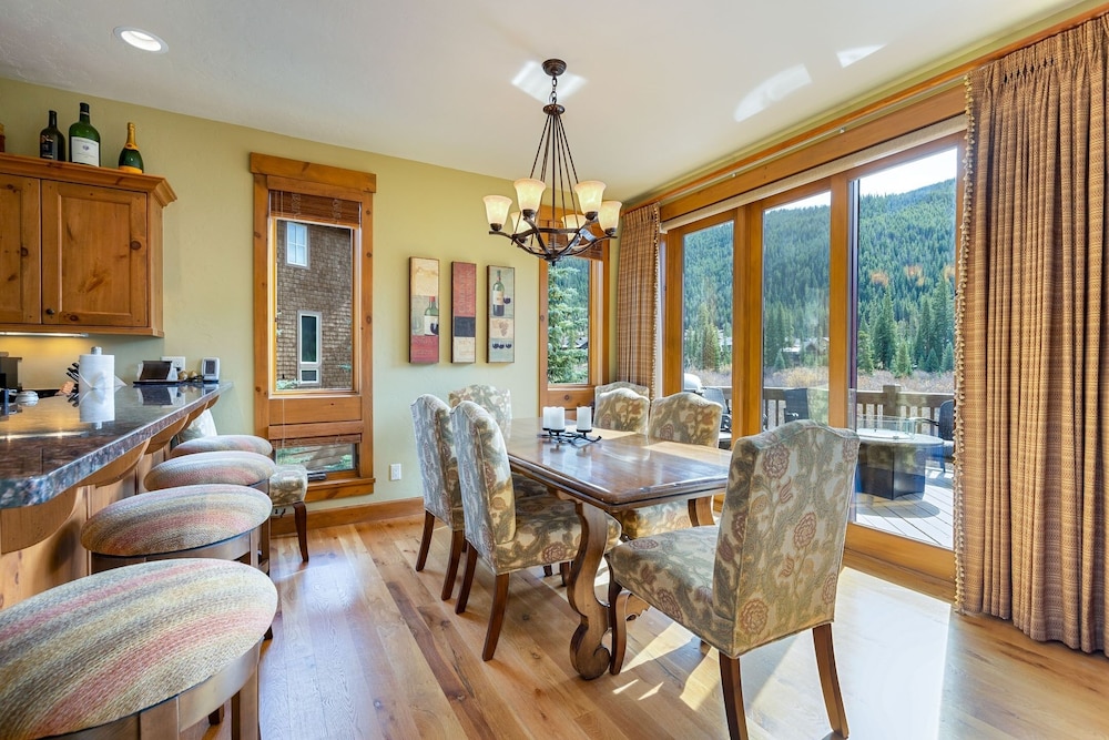 66 Thackwell Lane 4 Bedroom Townhouse by RedAwning view 2