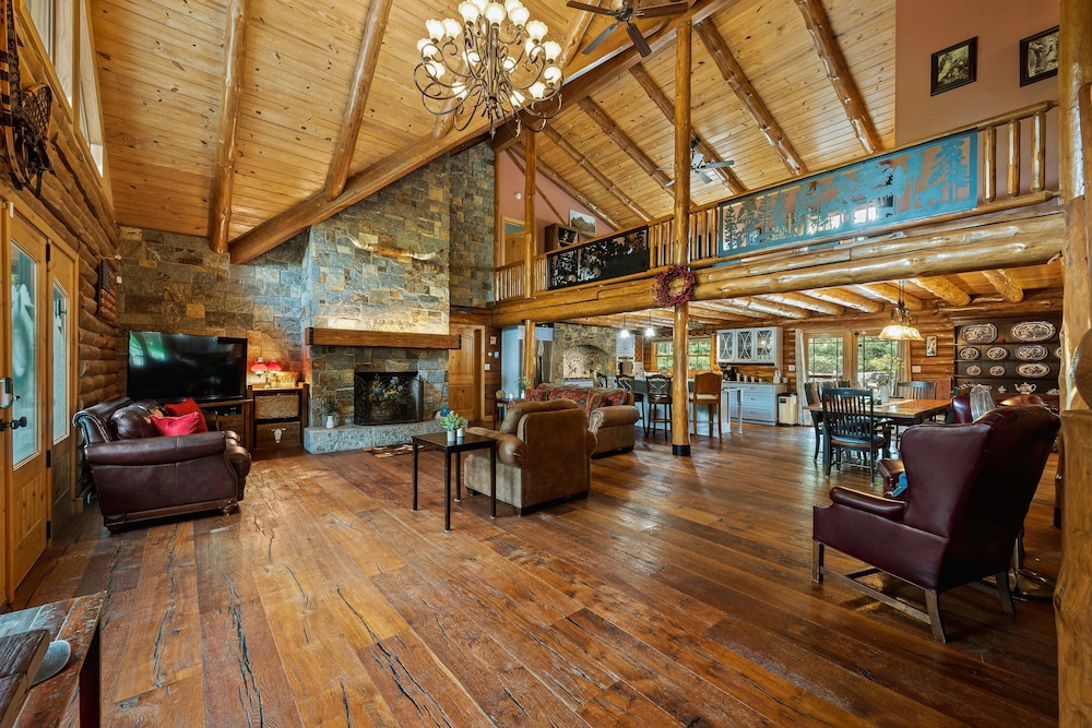 The Bigwood Cabin by Avantstay Hot Tub Firepit Pool Table Private Yard