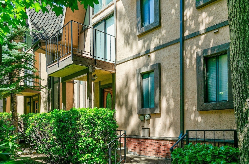 Lakeside Comfort 3 Bedroom Condo
