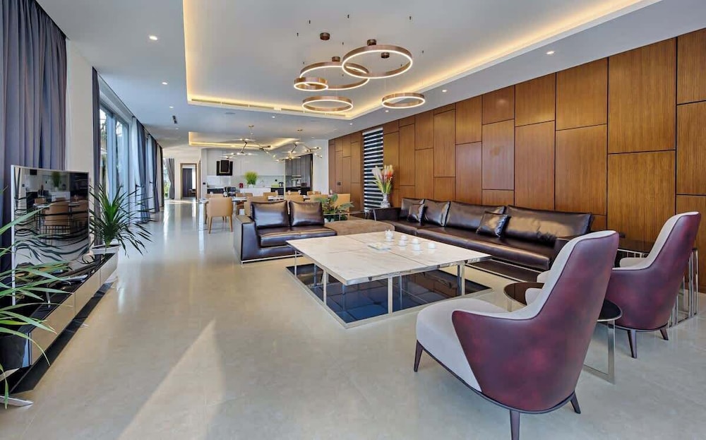 Oceanfront Elegance: 7-br Villa in Luxury Resort