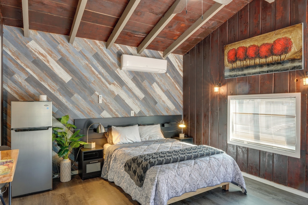 Private Deck & Views: Frazier Mountain Cabin