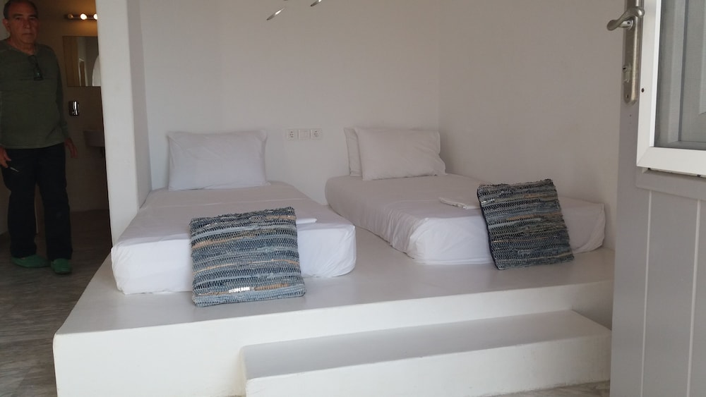 Manos Rooms