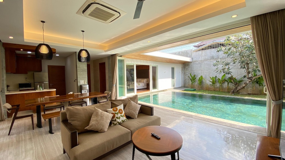 YY Villa Big Pool & Parking in Seminyak