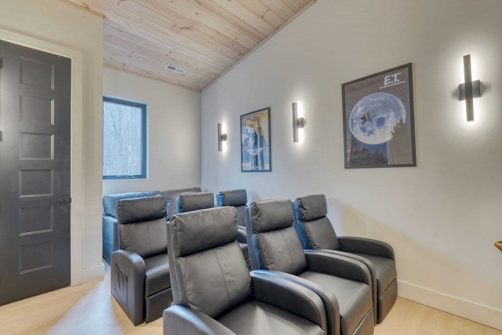 Kings Crown by Avantstay Indoor Pool, Hot Tub, Firepit, Theater All-season Retreat