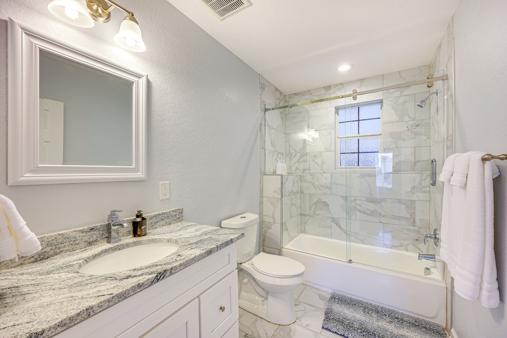 3 Mi to Dtwn: Cozy San Antonio Home w/ Casita!