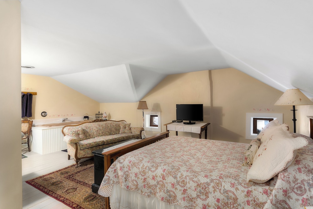 The Stagecoach Inn Bed & Breakfast and Five20 Social Stop