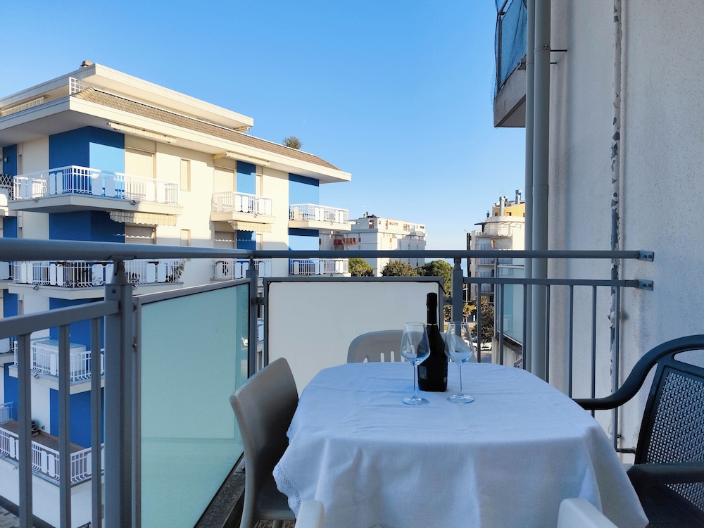 Cozy Flat With Pool Near the Beach