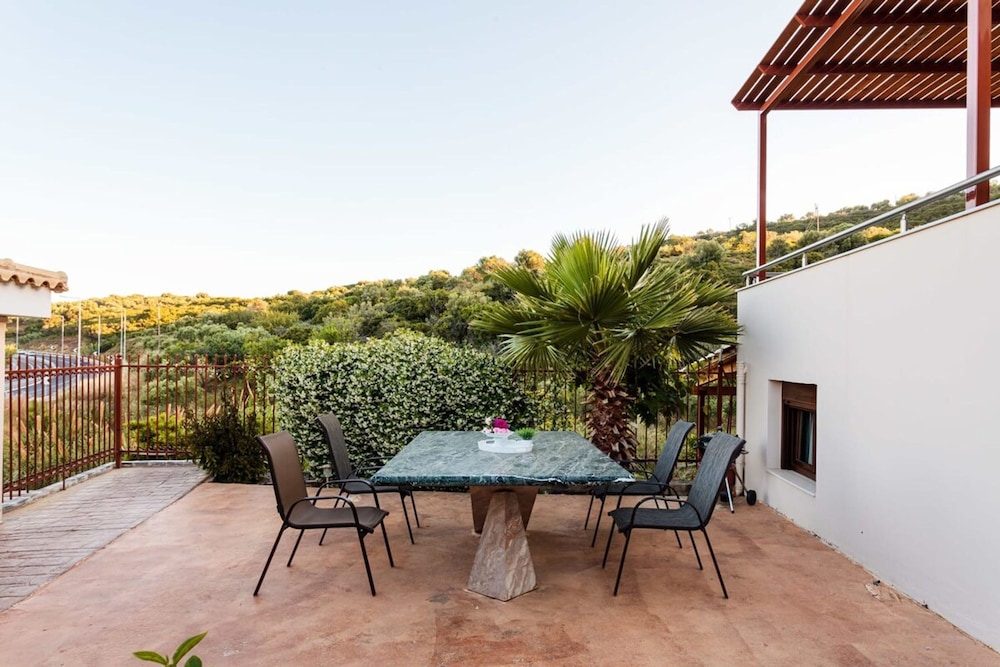 Villa Armonia - Beachfront Majestic Retreat