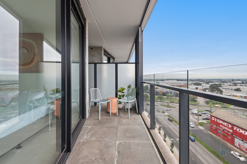 Contemporary 2-bed Haven With Swimming Pool