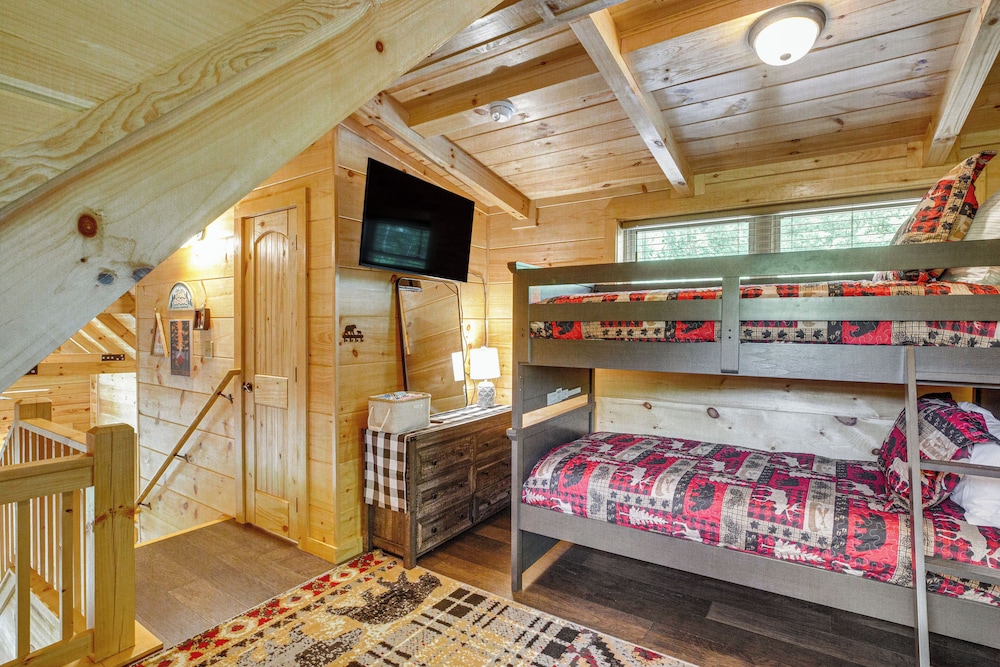 Lakefront Cabin in Elk Park w/ Hot Tub & Mtn Views