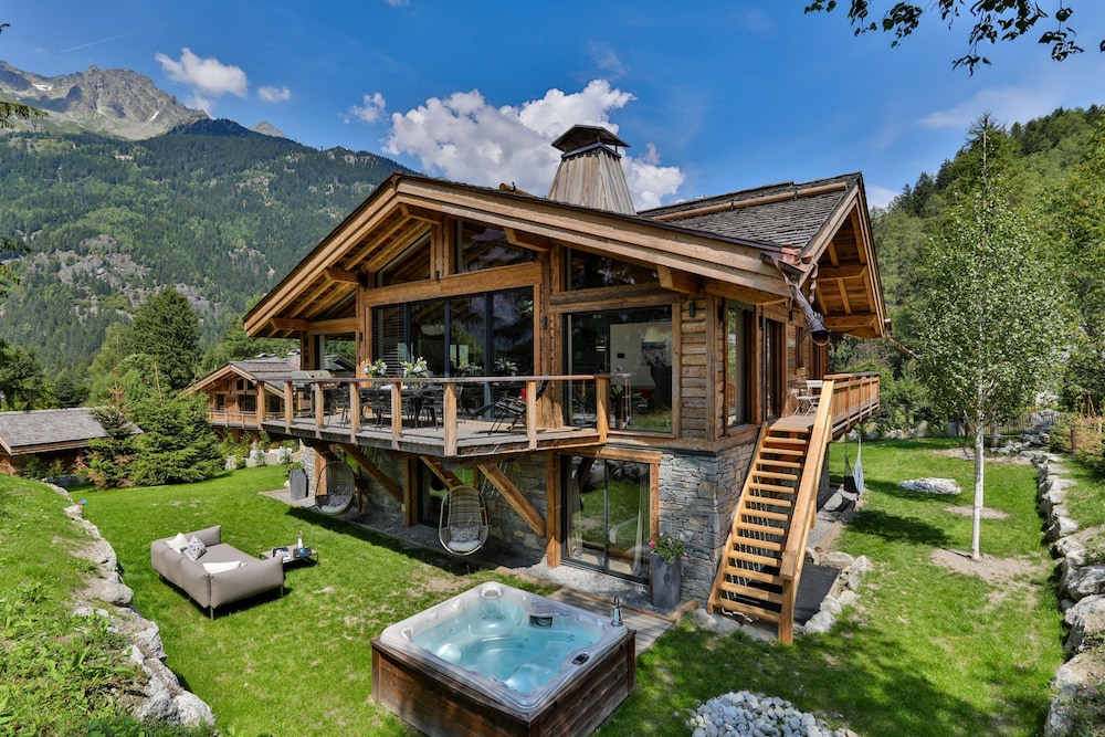 Chalet Black Squirrel Luxury Retreat With hot tub Sauna