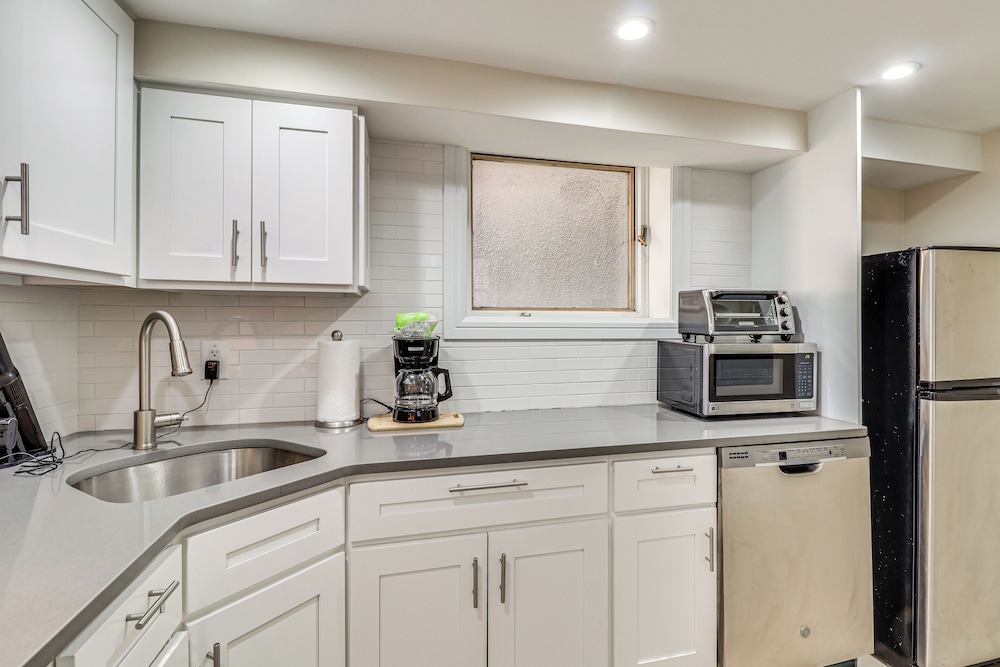 Walk to Hudson River Parks: Recently Renovated Apt