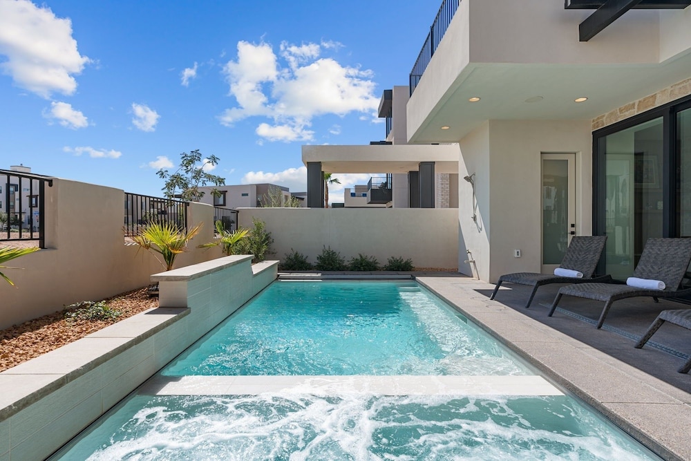 Lula Bay Lagoon House 8 Bedroom Home
