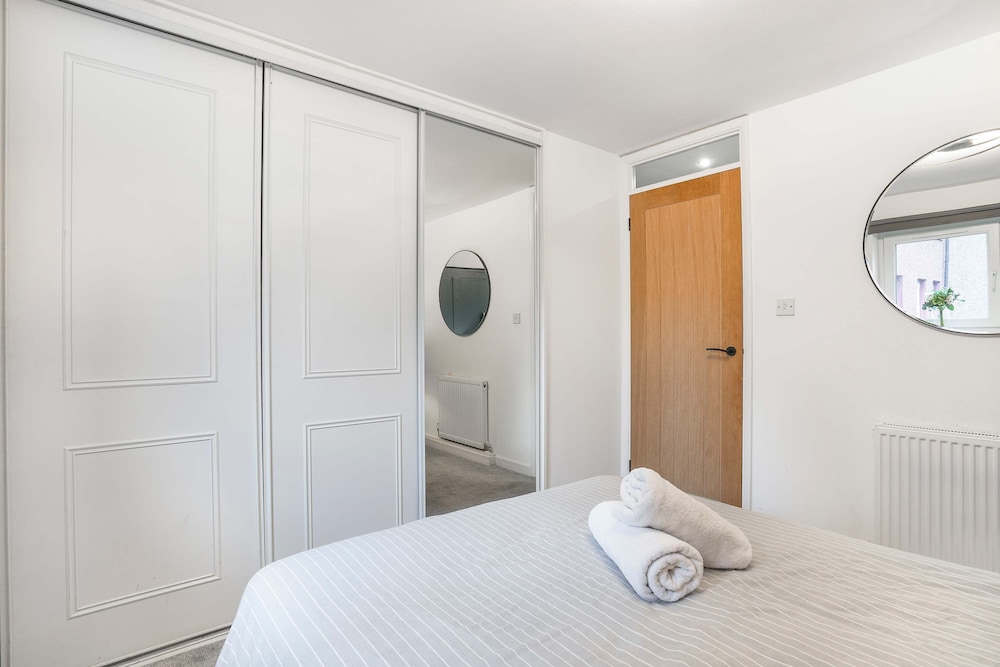 Modern 2bed Apartment-free Parking