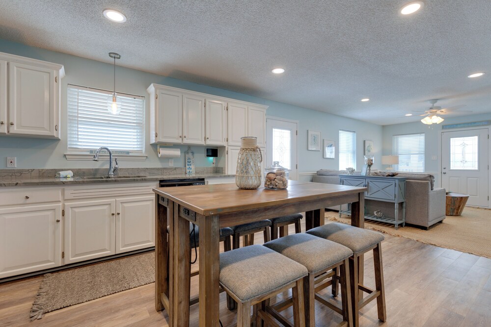 1 Block to Gulf: Dauphin Island Retreat w/ Views