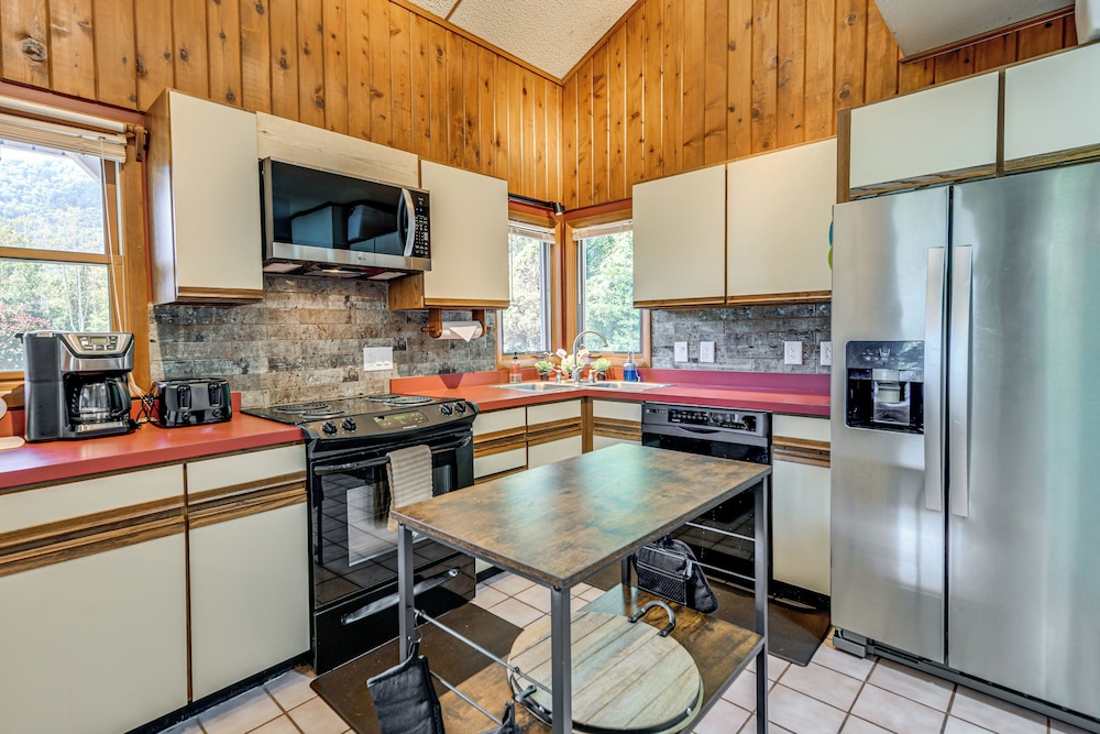 Ski, Hike & Fish: Mtn-view Maggie Valley Retreat
