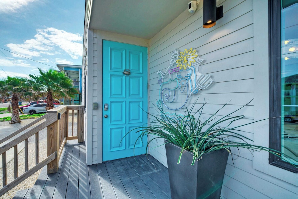 Sleeps 20 2 Modern Homes w/ Private Pool, Deck+patio 3-min Walk to the Beach