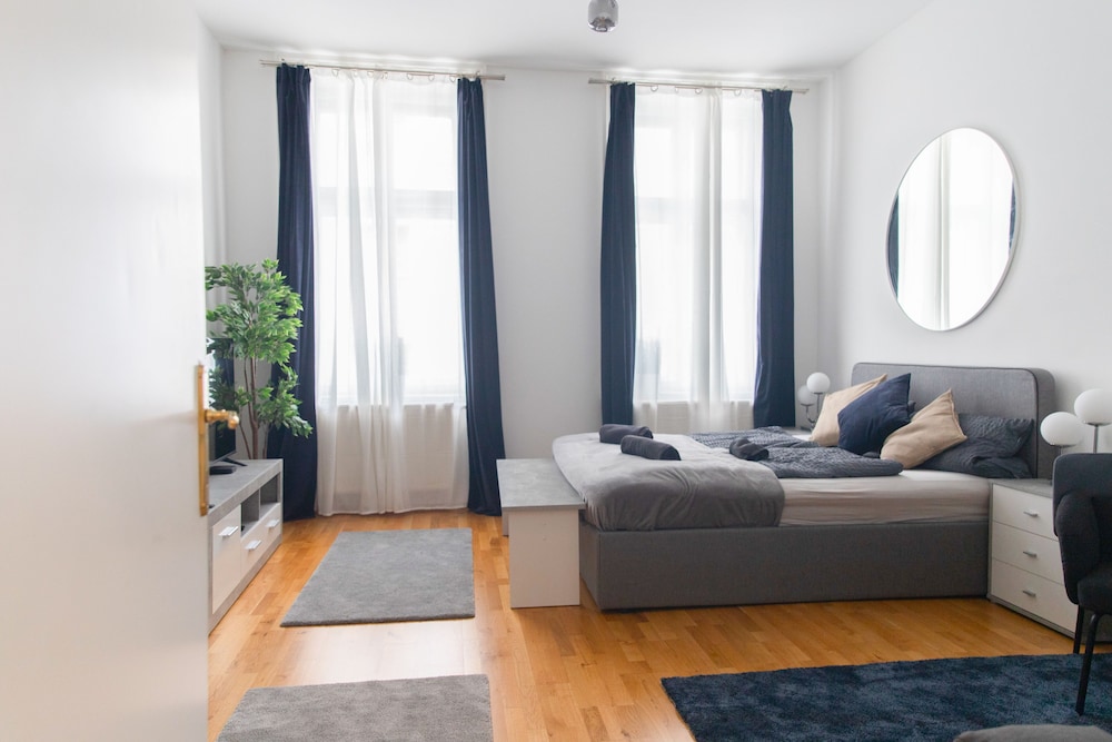 City Apartment - 5 min to Metro