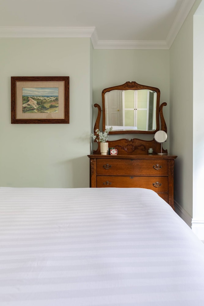 Warwick Gardens II by Onefinestay