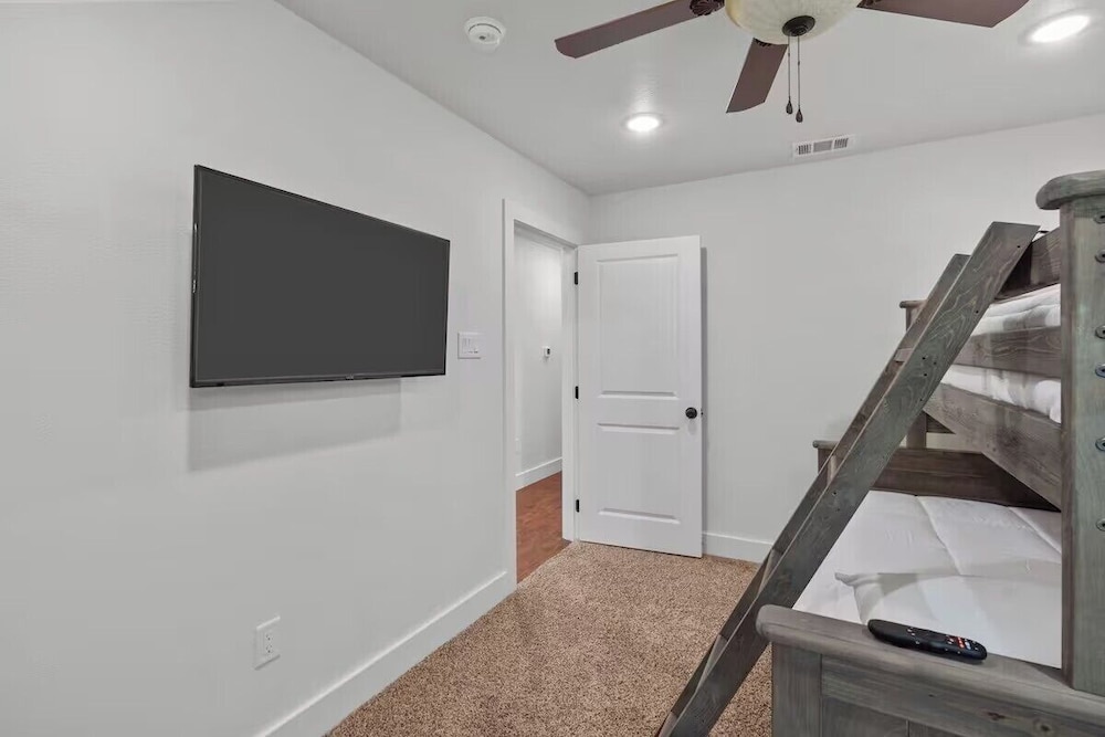 7 min to Stockyards- Cozy & Stylish Home
