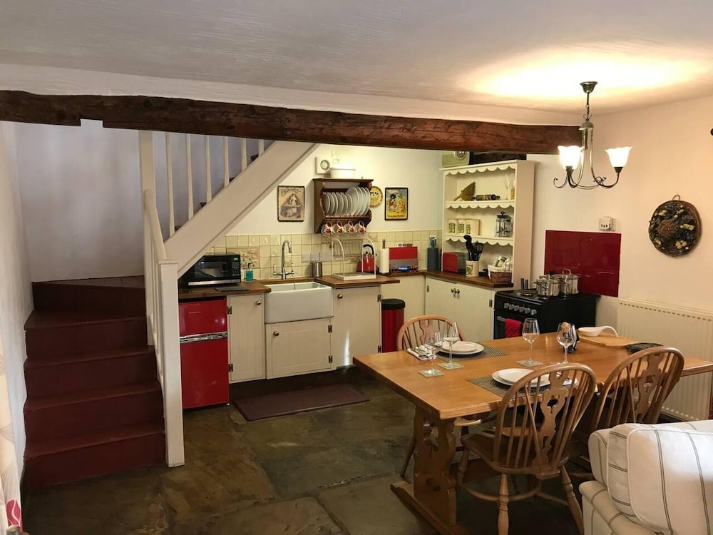 Beautiful Luxury Cottage on Lake Side, England view 2
