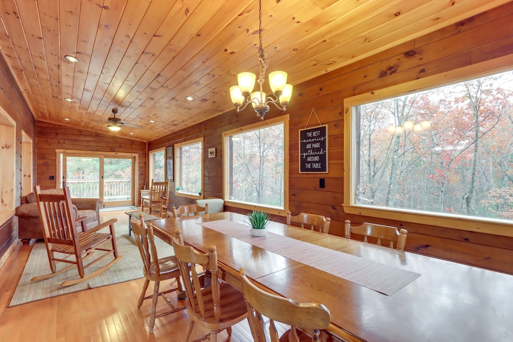 Blue Ridge Cabin w/ Hot Tub, 5 Mi to Downtown!