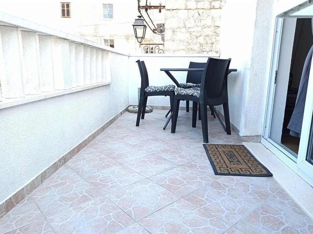 Cute apartment in stone house near sea