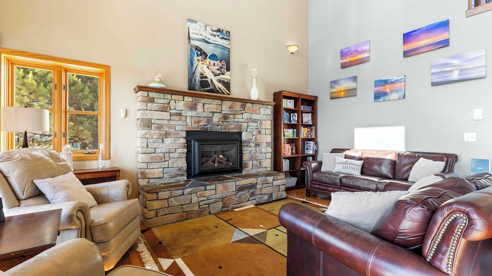 Seacliff Haven Waterfront Luxury, Stunning Views, Hot Tub & Game Room