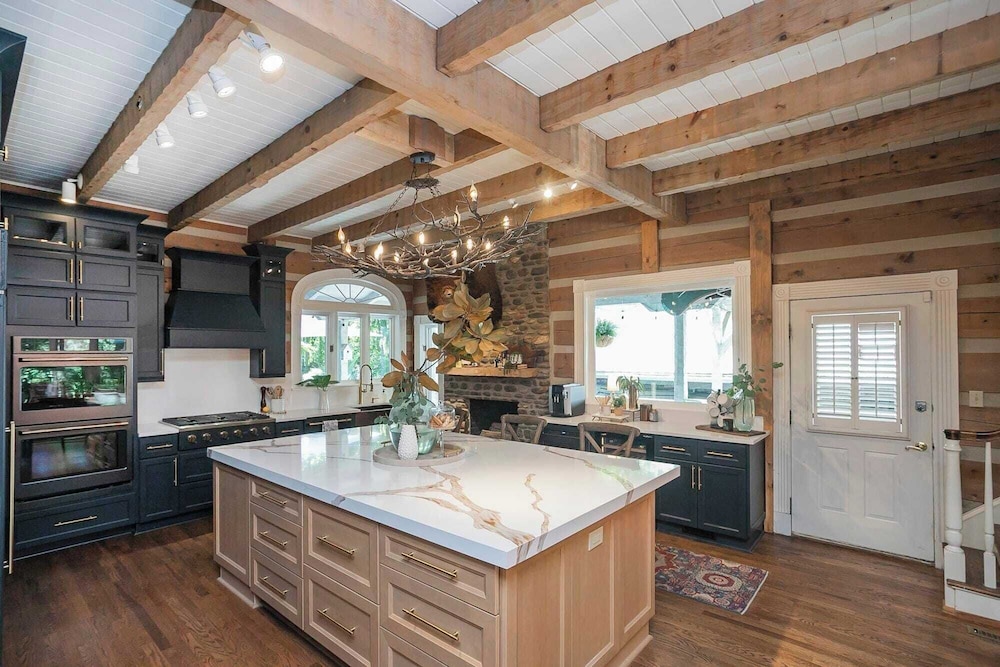 35 Acre Villa w/ Pool, Spa, Wine Cellar & Gym + Near Golf Club La Pearla Ranch by Avantstay