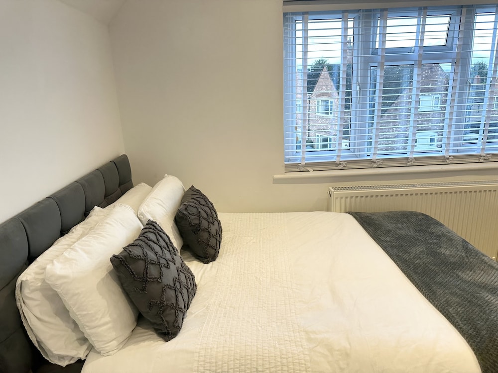 Charming 3-bed Home Minutes From City Centre view 5