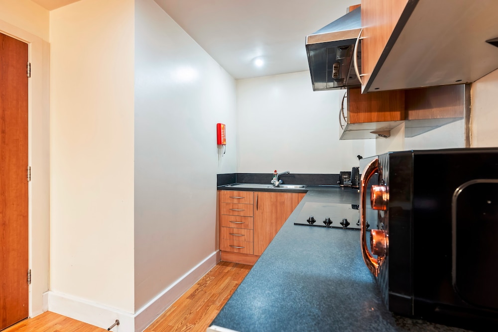 1 Bed Apartment Sleeps 5 - Balcony - Wifi & Tv