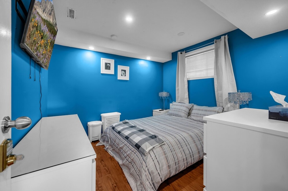 52-3 Bed Suite on Lake Central A C By Airport