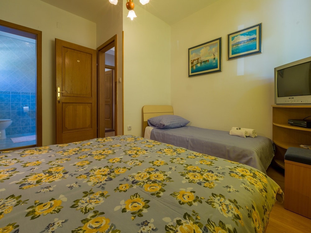 Apartments and Rooms Nensi view 3