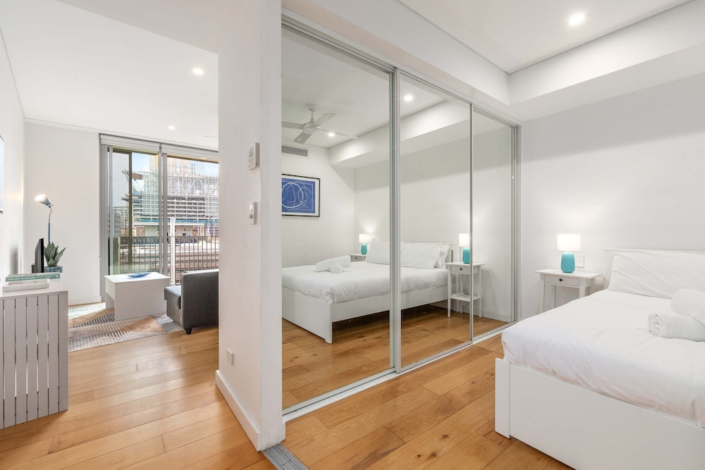 Central Art-deco 1bed With Balcony Aircon