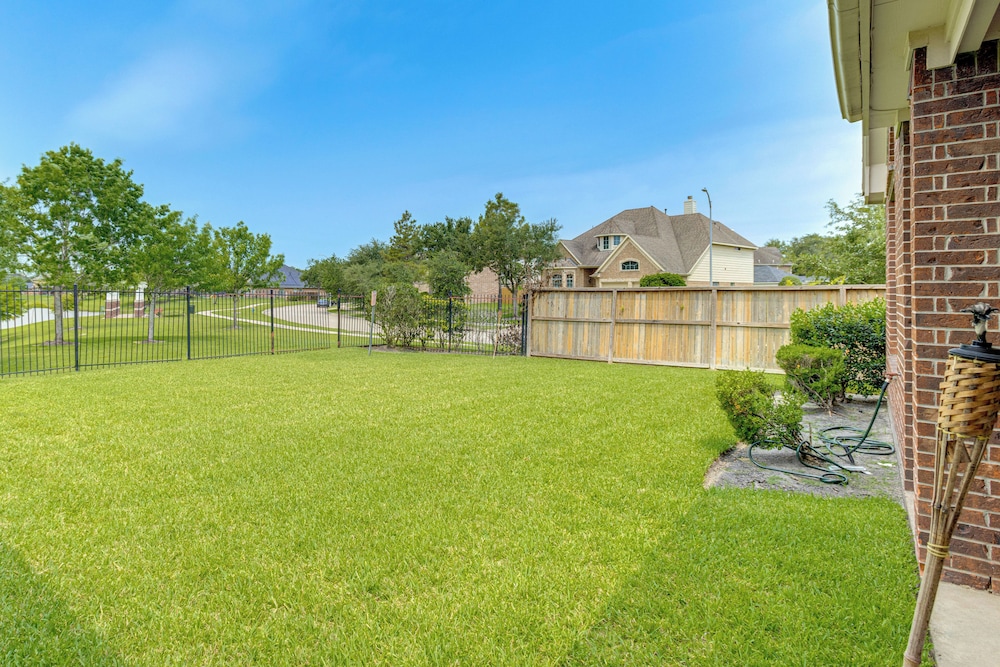 Pet-friendly Home w/ Patio & Yard in Rosharon