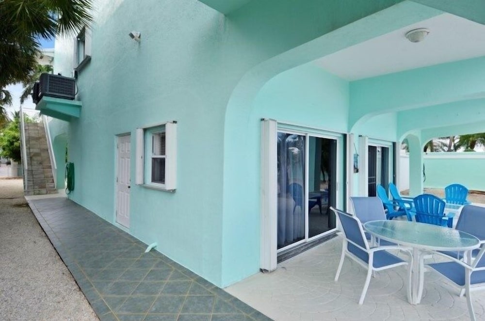 Waterfront Home With Swimming Pool 4 Bedroom Home by RedAwning view 5