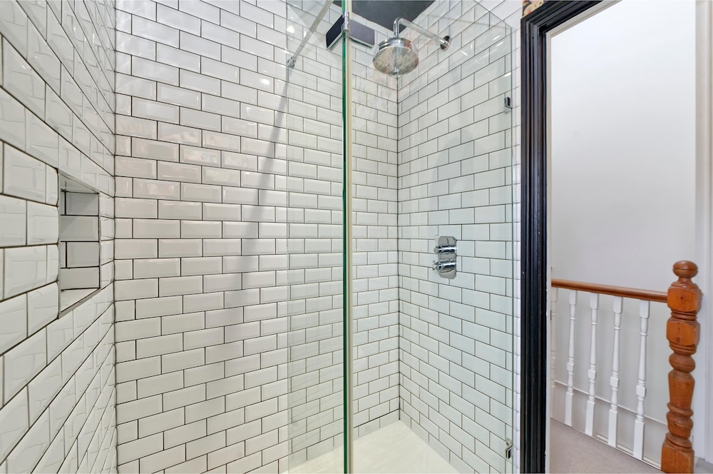 4 Bedroom House, Barnes