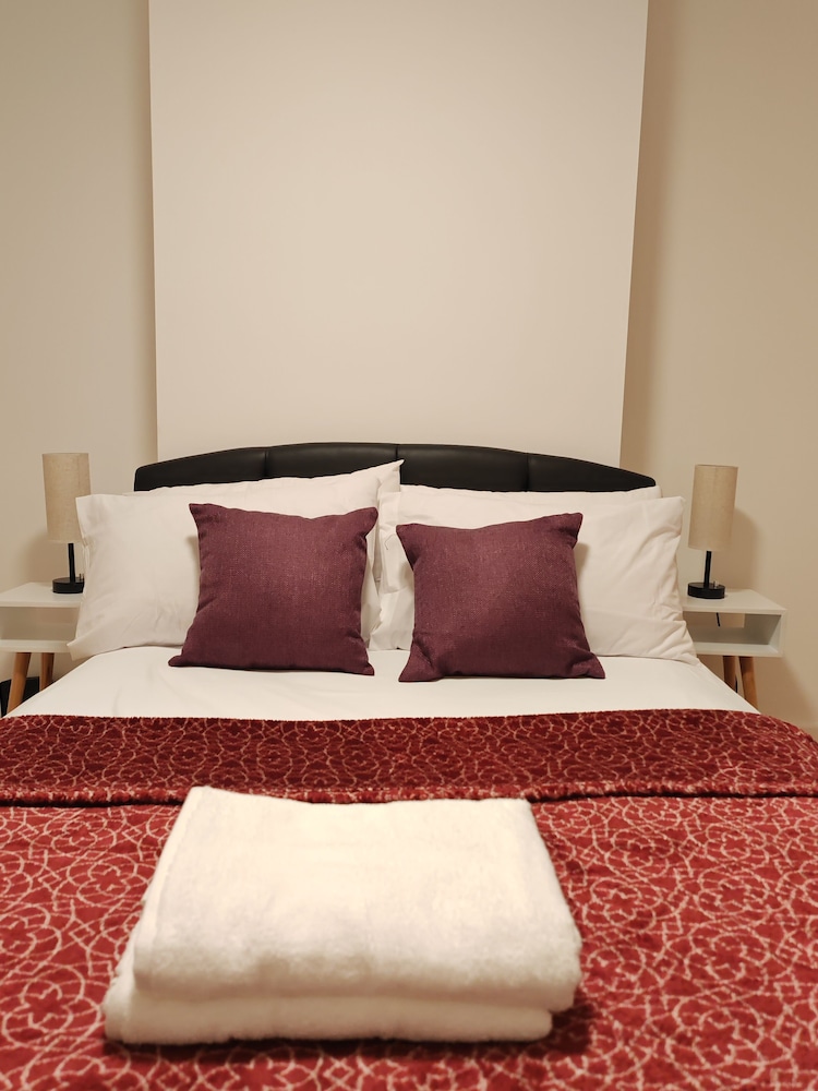 Charming 5 Bedroom House in Bexley view 4