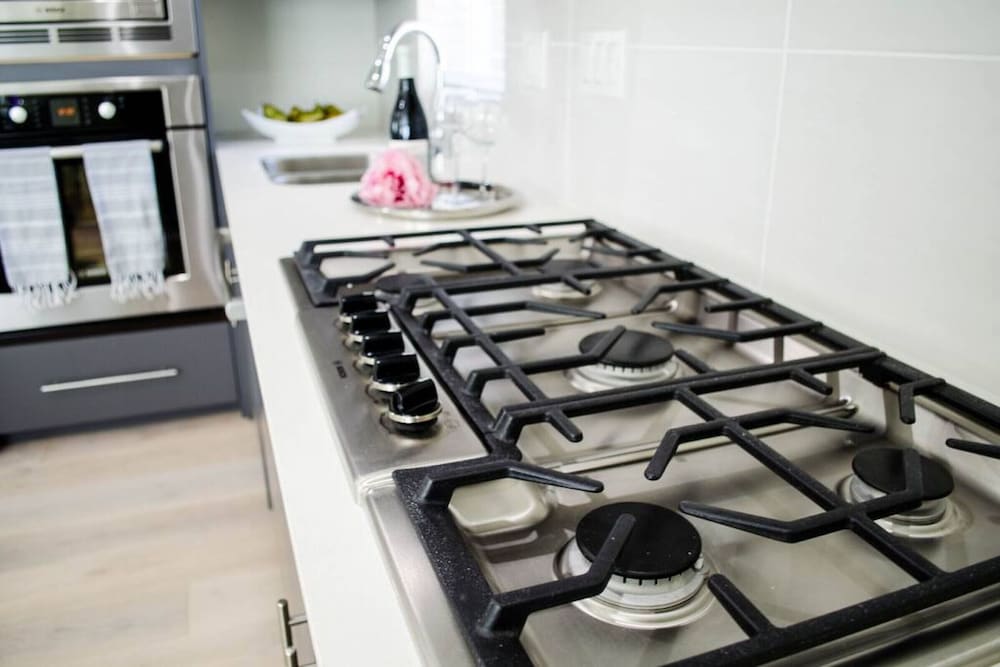 442 Furnished 2 Bdrm Coach House - Image 3