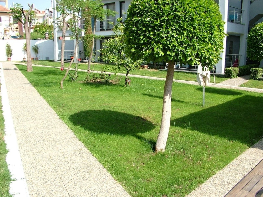 Side Garden Residence