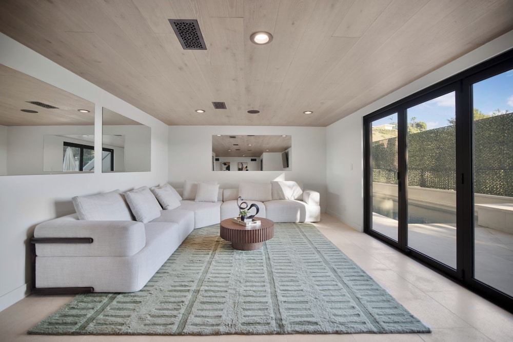 Villa Solea - Mulholland Retreat w/ Pool, Spa & Iconic LA Views