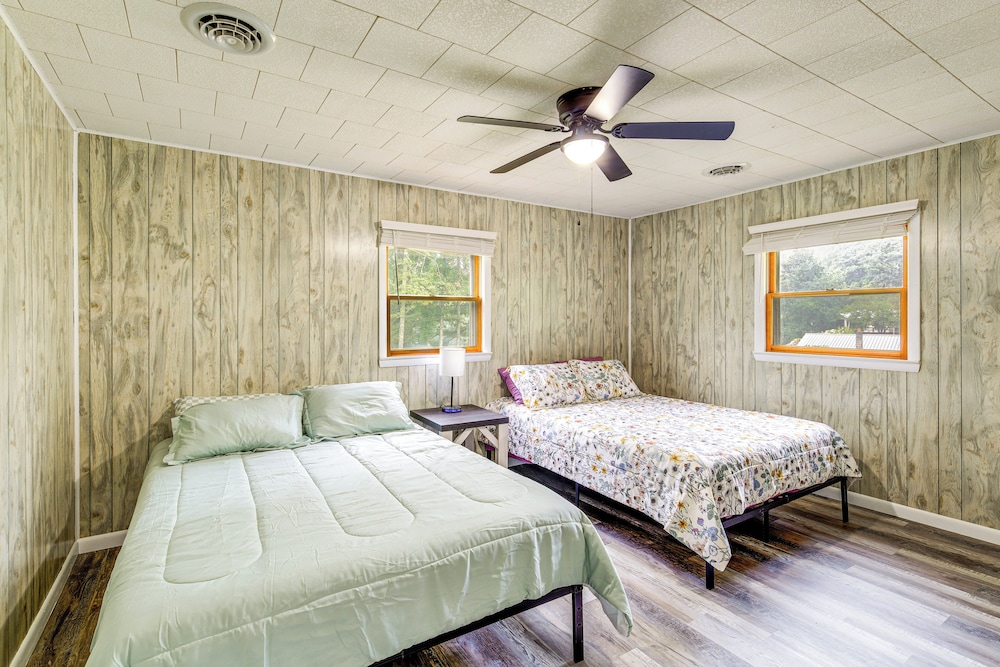 1 Mi to Virginia Creeper Trail: Serene Family Home