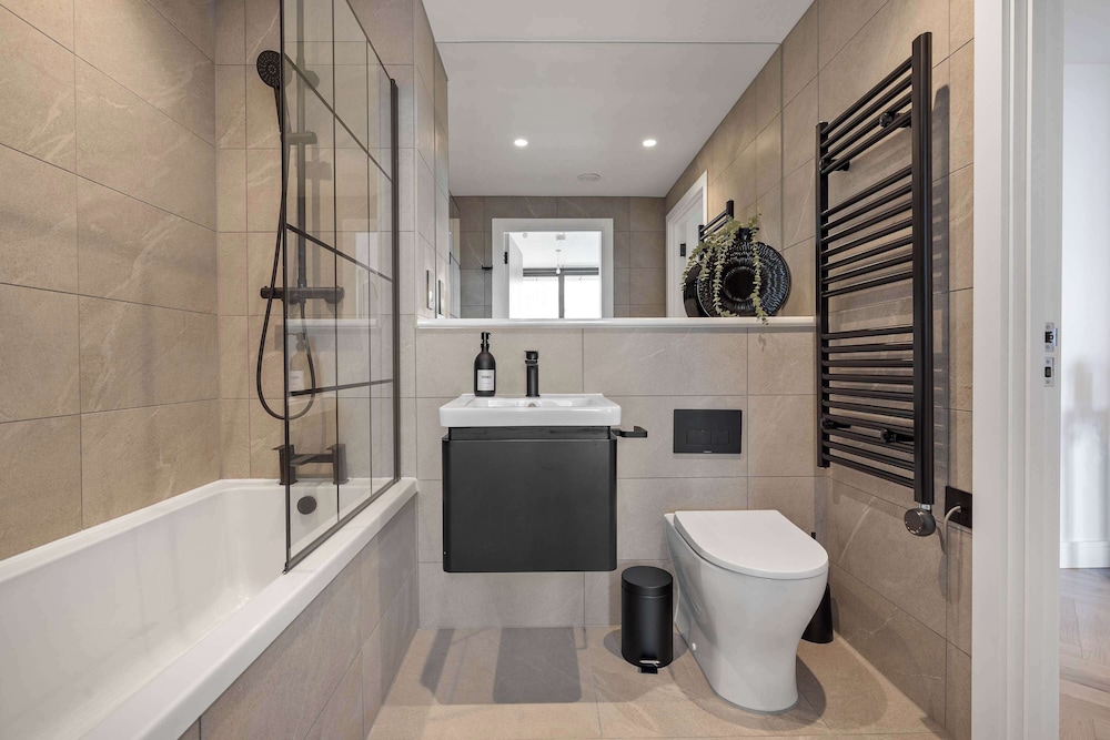 Cottonopolis Suite With 1 Bedrooms and 1 Bathrooms