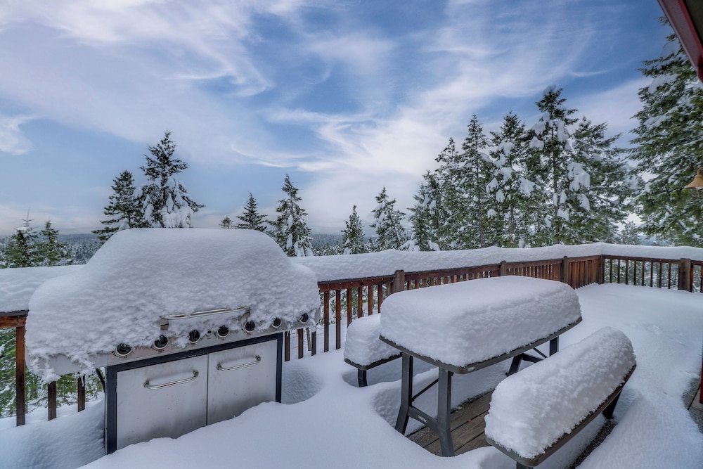Mountain Views & Deck: Spacious Eureka Getaway!