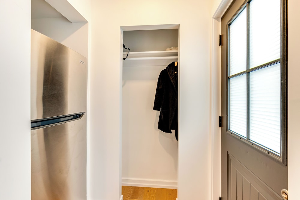 Centrally Located & Pet Friendly: Yonkers Studio!