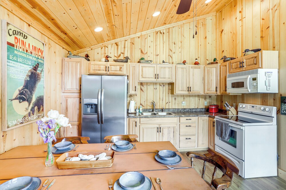 Walk to Lake: Kelleys Island Gem w/ Deck!