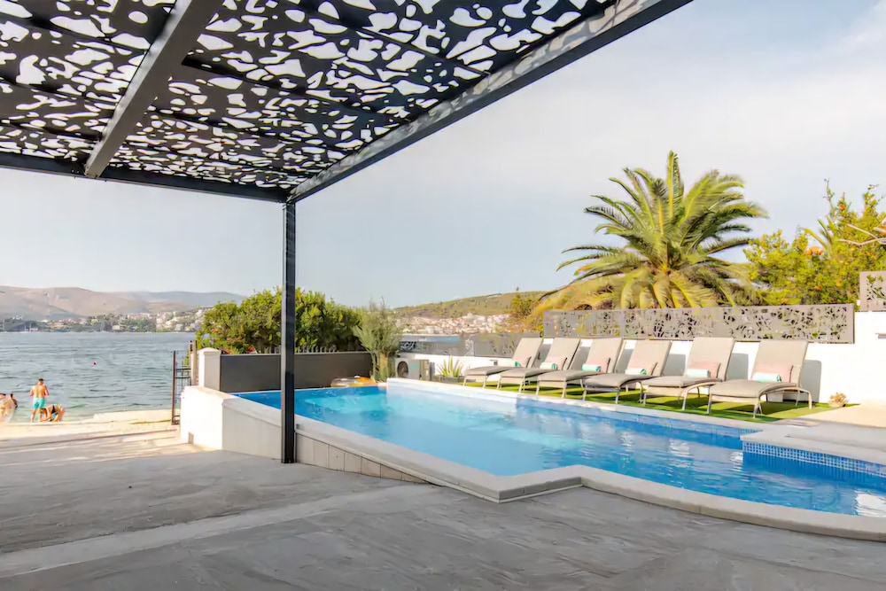 Villa Palace Al Nera Luxurius at sea With 2 Swimming Pools Saunas
