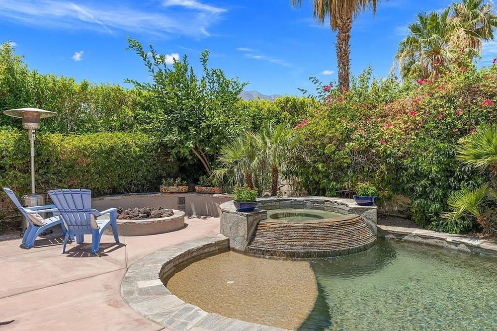 Stylish 2BR w Spa Patio